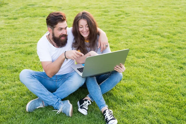 Alegre pareja viendo serie portátil al aire libre, concepto de aire fresco —  Fotos de Stock