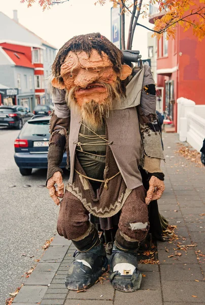 Reykjavik, Island - 12. Oktober 2017: Lustige Trollfigur auf der Straße. Hässliche Trollfigur. Lustig und hässlich zugleich — Stockfoto