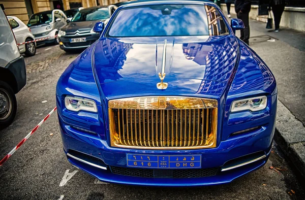 Lüks Supercar Royce Rolls Royce 'u Paris' te caddeye park etmiş mavi ve altın rengi bir hayalet olarak gösteriyor. Rolls Royce Rolls-Royce ünlü pahalı otomobil markasıdır. — Stok fotoğraf