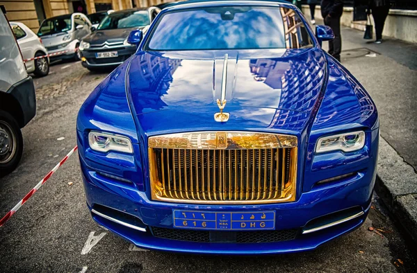 Luxus-Supercar rollt royce rollt-royce Geist blau und gold Farbe auf der Straße in Paris geparkt. Roll Royce Roll-Royce ist berühmt teure Automarke Auto — Stockfoto