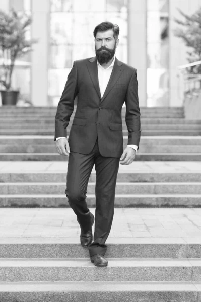 ビジネスセンターで髭を生やした男。残酷な男が通りを歩くと確信している。正式な服を着たビジネスマン。ビジネスマンだ。彼の成功への道。通りを歩いている。階段にひげを生やした熟女のヒップスター — ストック写真