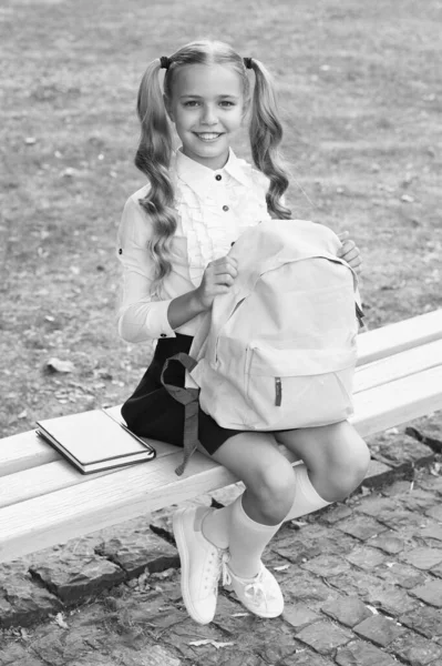 Nauka do osiągnięcia. Szczęśliwe dziecko z powrotem do szkoły. Mała dziewczynka trzyma torbę szkolną na ławce. Nauka i edukacja. Nauka w domu i szkoła. Prywatne nauczanie. Uzyskanie wiedzy poprzez badania — Zdjęcie stockowe