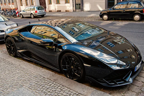 Supersportwagen Lamborghini Huracan LP 610-4 schwarz am Straßenrand in Hamburg geparkt — Stockfoto