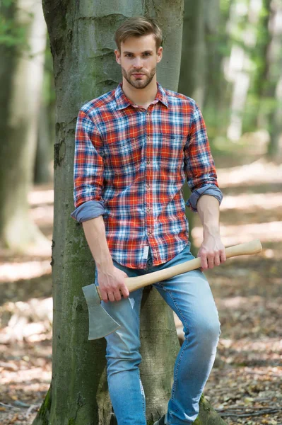 Es hora de descansar. poder y energía masculina. leña en el camping. camping y senderismo. actividad al aire libre. un hombre fuerte con hacha. leñador. El hombre del rancho lleva hacha. sexy chico usar camisa en bosque — Foto de Stock