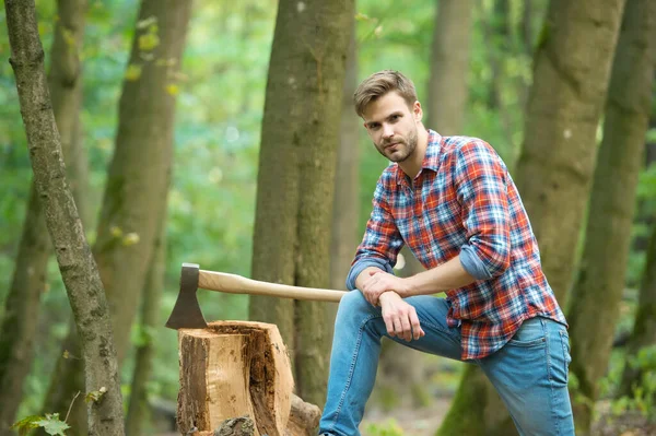 Het werk zit erop. kamperen en wandelen. buitenactiviteiten. Sterke man met bijl. houthakker. De ranch man draagt een bijl. sexy man draagt shirt in het bos. mannelijke kracht en energie. brandhout op de camping — Stockfoto