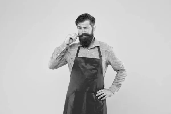 Estilo Hipster. Barbeiro machista bem preparado. Conceito de barbearia. Barbeiro cabeleireiro. Inspirado por mudanças. Homem brutal hipster barbudo com bigode usar avental. Pessoal da barbearia. Salão de barba — Fotografia de Stock