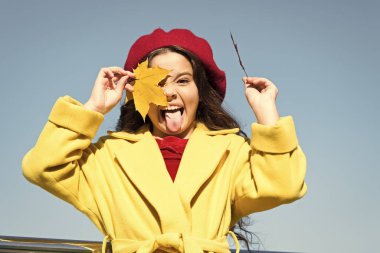 Deliriyorum. Yaprak düşer. En sevdiğim sezon. Hava çok güzel. Paris 'li kız modası. Okul zamanı. Akçaağaç şurubu. Kanada. Mutlu küçük kız. Sonbahar çocuk modası. Akçaağaç yaprağı. Fransız bereli çocuk.