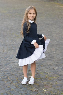 Kendini ifade et. Mutlu çocuk dışarıda üniforma giyiyor. Okul tarzı. Resmi eğitim. Okul giysisi. Kıyafet kuralı. Öğrenme tarzı. Okul modasına geri dönelim. 1 Eylül. Bilgi toplama günü. Tepeden tırnağa şık