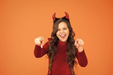 Parti eğlencesi. Kötü bir karakteri var. Sonbahar bayramı kutlaması. Küçük kırmızı boynuzlar. Şirin şeytan. Şeker mi şaka mı? Cadılar bayramın kutlu olsun. Neşeli küçük kız cadılar bayramı partisi. İçimde şeytan var.