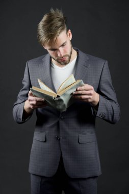 Avukat sakallı, kitap okumaya odaklanmış, karanlık bir geçmişi var. İş adamı resmi takımı detayları not defterinden öğrenir. İş edebiyatının modern iş teorisi ve uygulaması üzerindeki etkisi