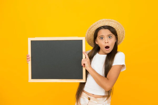 Malá holka letní styl držet tabuli oznámení kopírovací prostor, šokující nabídka koncept — Stock fotografie