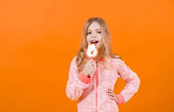 Schöne süße kleine Mädchen essen Lutscher — Stockfoto