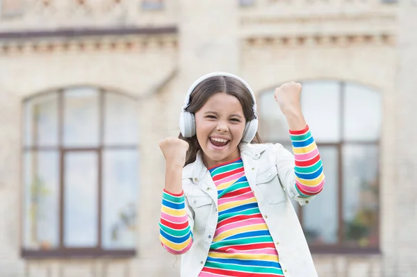 Chica energética feliz escuchar música auriculares modernos, concepto de alegría y felicidad —  Fotos de Stock