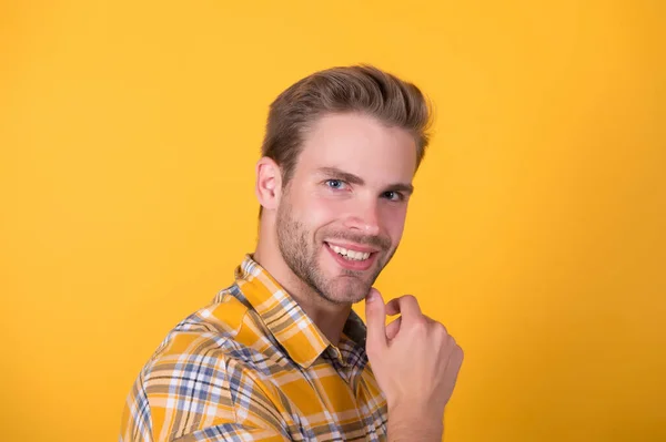 Feliz hombre sexy sin afeitar con sonrisa saludable mirada fondo amarillo, dientes —  Fotos de Stock