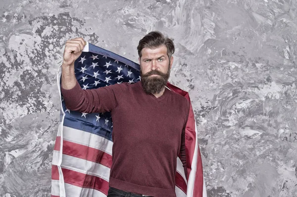 Αμερικανός hipster άνθρωπος γιορτάζουν την ημέρα της ανεξαρτησίας με την εθνική σημαία, πατριωτικό συναίσθημα έννοια — Φωτογραφία Αρχείου