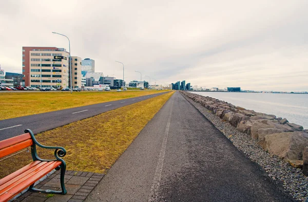 Reykjavík, Island - 12. října 2017: pobřežní krajina. Cestování napříč krajinou. Mořské promenádní silnice na přírodní krajině. Užijte si cestování podél moře. Štěstí je cestování — Stock fotografie