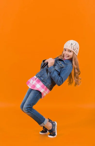 Девушка модель с длинными светлыми волосами улыбка и баланс на цыпочках — стоковое фото