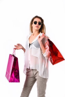 Güneş gözlüklü, beyaz yüzlü bir kız.