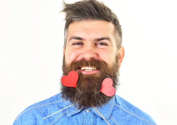 Concepto de humor romántico. Hombre con re corazones en su barba. Amor y romance. —  Fotos de Stock