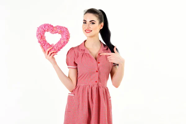 Концепция формы сердца. Женщина в модном платье с подарком в форме сердца — стоковое фото