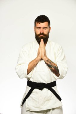 Beyaz arka planda beyaz kimonolu sakallı adam..