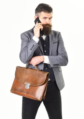 Kendine güvenen adam konsepti. Telefon ve evrak çantası olan kendine güvenen bir adam.