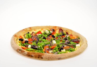 Domatesli pizza, peynir, salata ve kırmızı soğan.