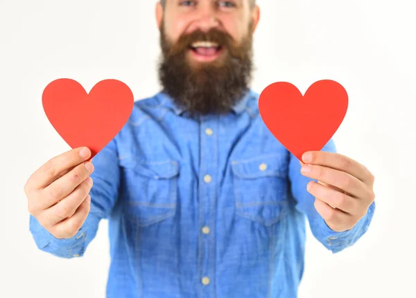 Hombre con barba y cara feliz comparte sus sentimientos románticos — Foto de Stock