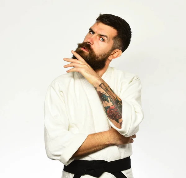 Jiu Jitsu maestro con cinturón negro frota su barba. —  Fotos de Stock