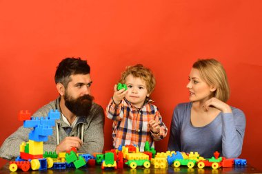 Ebeveynlik ve oyun konsepti. Meraklı yüzlü aile