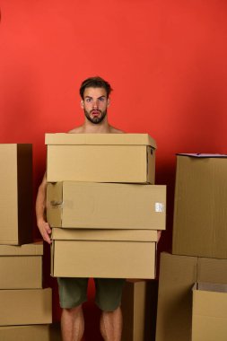 Teslimat ve taşınma konsepti: şok olmuş maço kutular.
