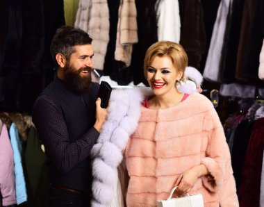 Lüks kürk mantolu ve erkeksi makyajlı bir kız..