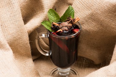 Ev yapımı şarap konsepti. Tarçın çubukları iplikle bağlanmış.,