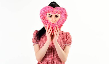 Makyaj ve romantizm uyumlu. Makyajlı kız pembe kalp taşıyor, aşkın sembolü..