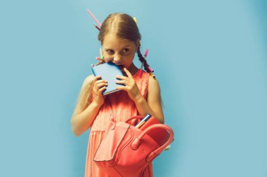 Okula ve çocukluk konseptine geri dönmek. Pembe çantalı kız.