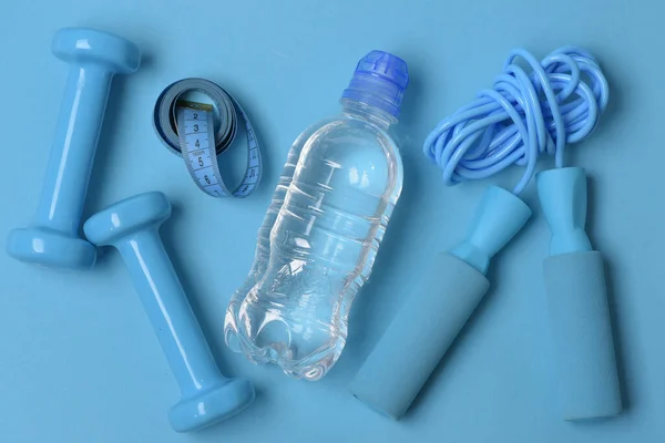 Ugrókötél, vizes palack, mérőszalag és rácsok, felülnézet — Stock Fotó