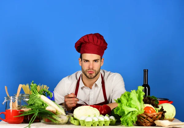 Comida vegetariana. Hombre en sombrero de cocinero y delantal come sopa — Foto de Stock