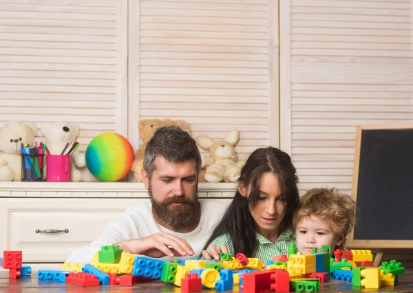 Ebeveynlik kavramı. Aile renkli plastik bloklarla oynuyor. — Stok fotoğraf