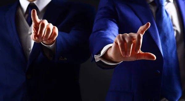 Mannelijke handen gebruiken een modern scherm. Partnerschap en succes. — Stockfoto