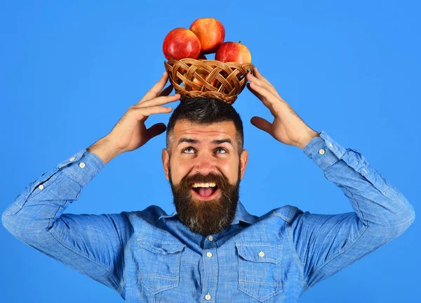 Çiftçilik ve sonbahar ürünleri konsepti. Neşeli yüzlü çiftçi