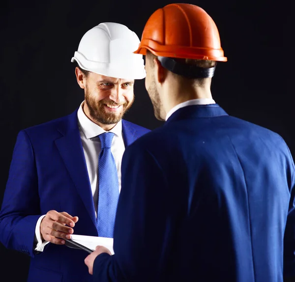 Jefe en casco da instrucciones a empleado. — Foto de Stock