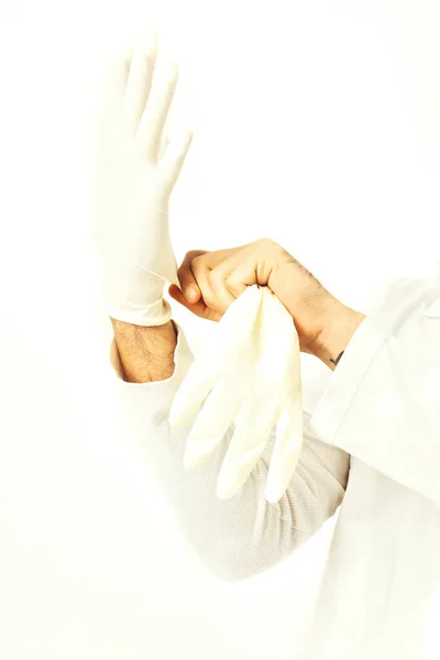 Mains masculines du médecin portant des gants médicaux — Photo