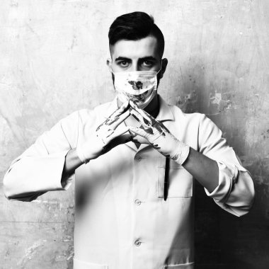 Elleri kanlı ve kendinden emin bir cerrah.