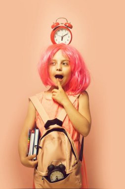 Düşünceli yüz ifadesi olan bir öğrenci. Okul konseptine dönelim.