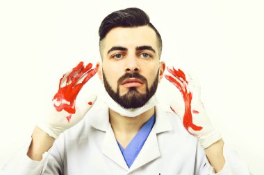 Kendine güveni olan doktor beyaz arka planda izole edildi