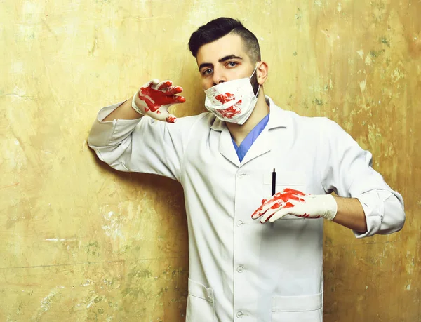 Gesundheitsexperte mit blutverschmierter Maske und Handschuhen — Stockfoto