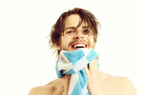 Мужчина с обнаженным туловищем и счастливым лицом вытирает бороду — стоковое фото