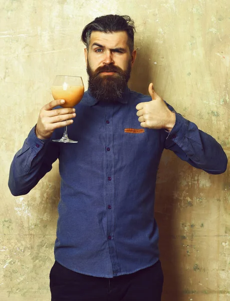 Brutalny hipster trzymający tropikalny alkoholowy świeży koktajl — Zdjęcie stockowe