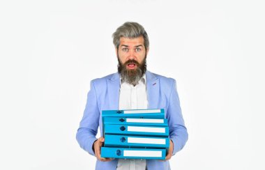 Fazla mesai. Proje müdürü. Proje yöneticisi. Proje belgeleri. Teslim tarihi konsepti. Adam dosya taşıyor. Belgelerle çalış. Arşivleri ara. Evrak işleri. Yeniden sayım ve mali denetim