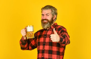 El yapımı bira. Bar 'da içki içen adam. Köpüklü bira. Vahşi hippi bira içer. Olgun sakallı barmen elinde bira bardağı tutuyor. Kendine güvenen barmen kadeh kaldırıyor. Boş zaman ve kutlama